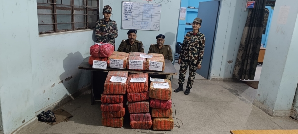 बरामद गांजा के साथ पुलिस टीम