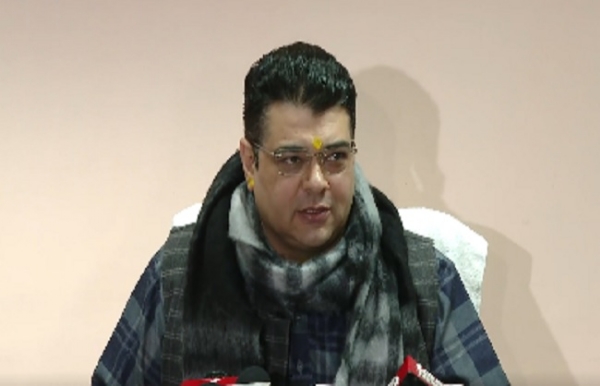 दिल्ली नगर निगम में नेता प्रतिपक्ष अंकुश नारंग पत्रकार वार्ता करते हुए।