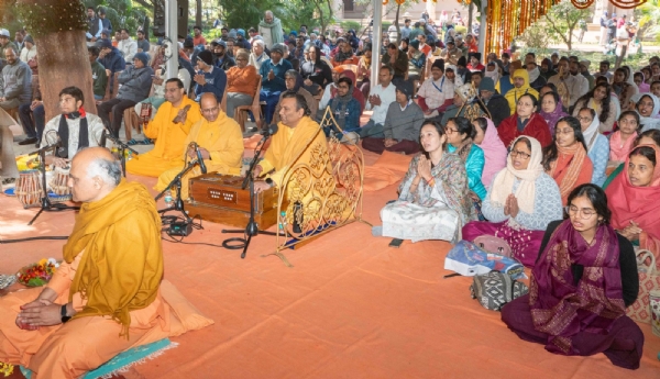 परमहंस योगानन्दजी की जयंति पर भजन में लीन श्रद्धालु