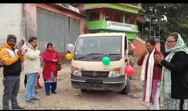 सॉलिड वेस्ट मैनेजमेंट की गाड़ी की शुरुआत करते स्थानीय जनप्रतिनिधि