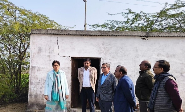 निरीक्षण करतीं डीएम