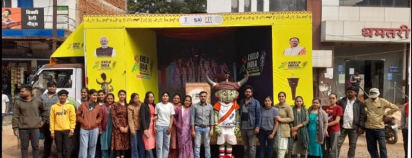 लोगो के साथ खड़े हुए कलेक्टर अबिनाश मिश्रा।