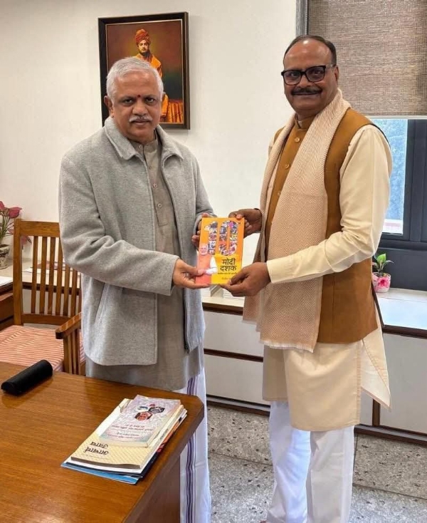 उपमुख्यमंत्री ब्रजेश पाठक ने भाजपा के राष्ट्रीय महामंत्री (संगठन) बी.एल. संतोष से भेंट करते हुए