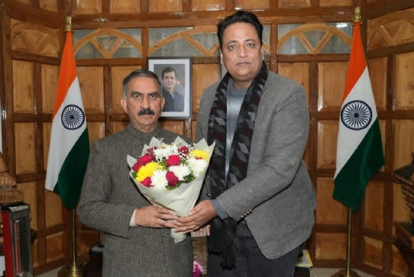 मुख्यमंत्री से मिलते हुए अनुराग शर्मा। मुख्यमंत्री से मिलते हुए अनुराग शर्मा।