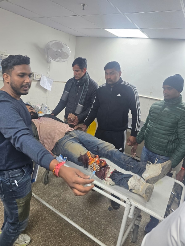 गोली लगने के बाद घायल हत्यारोपी को इलाज के लिए अस्पताल लाती पुलिस
