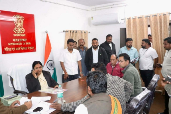 Savitri Thakur charcha karte hue