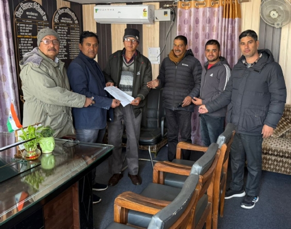 ज्ञापन सोंपते मिनिस्टीरियल फेडरेशन कर्मी