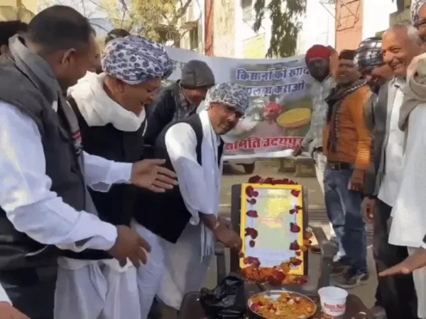 उदयपुर में खाद संकट को लेकर किसानों का अनूठा प्रदर्शन, गधों को खिलाए गुलाब जामुन