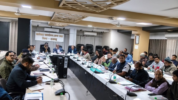 कार्यालय का लेखापाल निलंबित, सीईओ पर लगाया जुर्माना