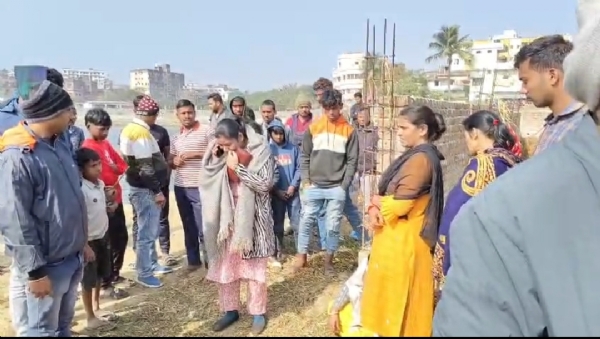 रोते बिलखते परिजन और मौके पर जुटी भीड़ रोते बिलखते परिजन और मौके पर जुटी भीड़