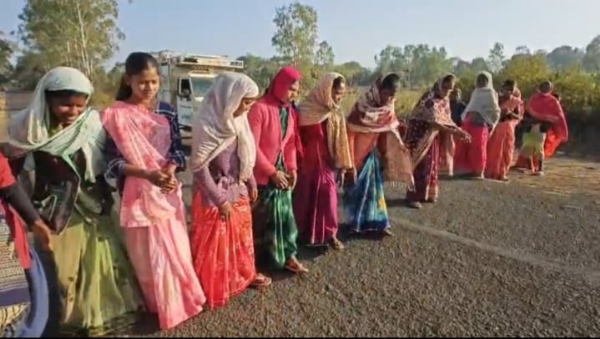 बीच सडक में आदिवासी नृत्य करती महिलाएं