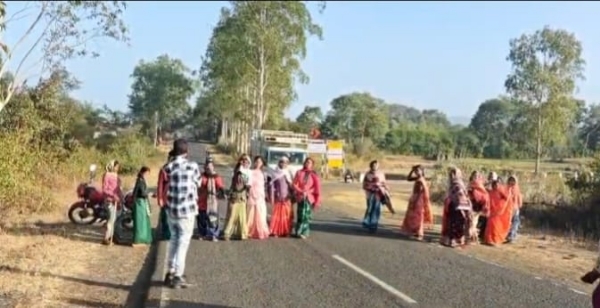 बीच सडक में आदिवासी नृत्य करती महिलाएं2