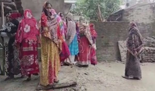 शोकाकुल स्थानीय लोग शोकाकुल स्थानीय लोग