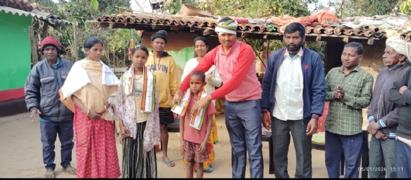 सरना धर्म में लौटे परिवार का पारंपरिक रीति से स्वागत सरना धर्म में लौटे परिवार का पारंपरिक रीति से स्वागत