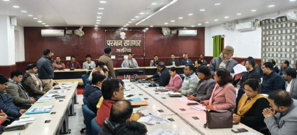 अररिया फोटो:डीएम अधिकारियों के साथ योजनाओं की समीक्षा करते