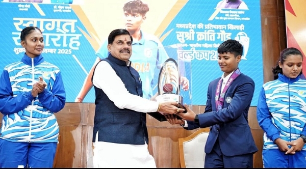 क्रांति गौड़ को सम्मानित करते हुए मुख्यमंत्री  (फाइल फोटो)