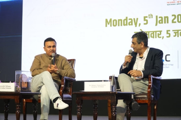 सीतापुरा स्थित जयपुर एग्जीबिशन एंड कन्वेंशन सेंटर में आयोजित राजस्थान डिजिफेस्ट–टाई ग्लोबल समिट 2026 के दूसरे दिन टाई ग्लोबल के कन्वीनर महावीर प्रताप शर्मा से संवाद करते पूर्व भारतीय क्रिकेटर वीरेंद्र सहवाग
