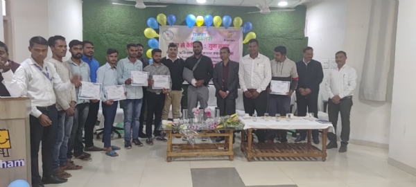 युवा संवाद कार्यक्रम में युवाओं के साथ कलेक्टर अबिनाश मिश्रा।