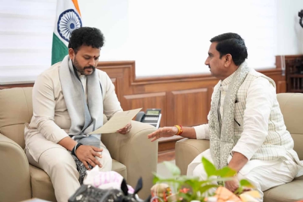 सांसद साहू नागर विमानन मंत्री  राम मोहन नायडू से चर्चा करते हुए