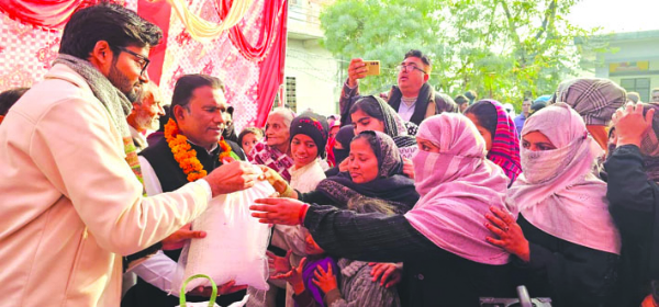 शिविर के दौरान सामग्री वितरित करते हुए