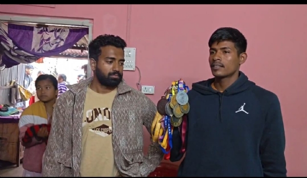 एथलीट बिट्टू दास के साथ समाजसेवी शुभ दास