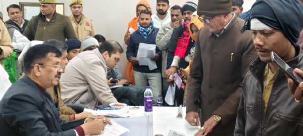 जिलाधिकारी डॉ दिनेश चंद्र सिंह फरियाद सुनते हुए