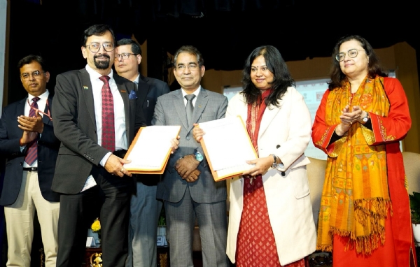 समझौता ज्ञापन  के मौके पर    एनएसटीएफडीसी की उप महाप्रबंधक बिस्मिता दास और ओएनजीसी के सीएसआर प्रमुख डॉ. देबासिस मुखर्जी