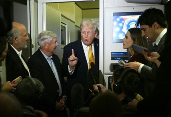 अमेरिका के राष्ट्रपति डोनाल्ड ट्रंप संवाददाताओं के सवालों का जवाब देते हुए। फोटो - इंटरनेट मीडिया