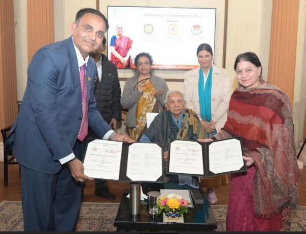 राज्यपाल आनंदीबेन पटेल के साथ कैनेडियन हिन्दू चैंबर ऑफ कॉमर्स के प्रतिनिधि