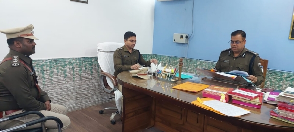 फाइल जांच करते डीआइजी सत्यप्रकाश फाइल जांच करते डीआइजी सत्यप्रकाश