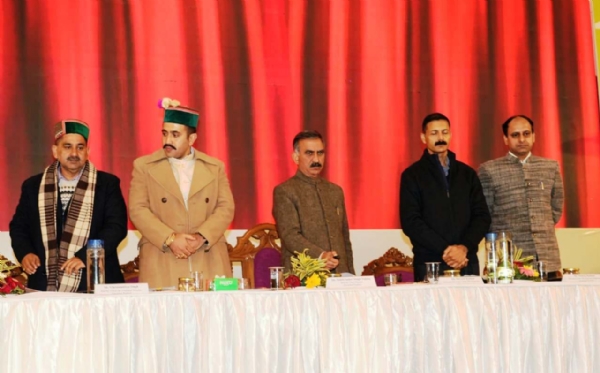 मुख्यमंत्री योजनाओं का शुभारंभ करते हुए