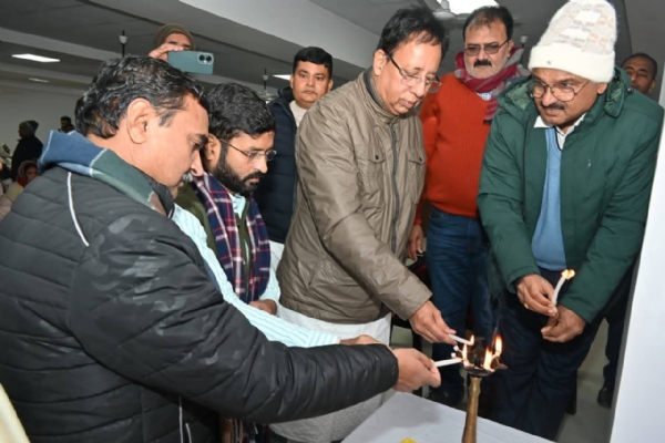 कार्यक्रम का शुभारंभ करते सांसद व नवनिर्वाचित विधायक