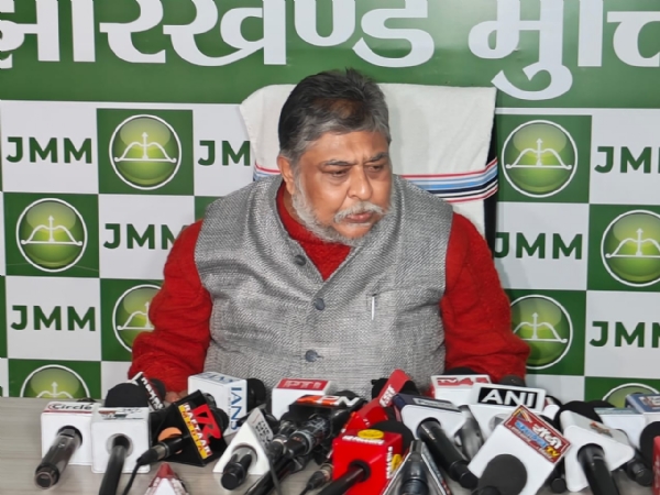 प्रेस वार्ता में बोलते झामुमाे केन्‍द्रीय महासचिव सुप्रियो भट्टाचार्य
