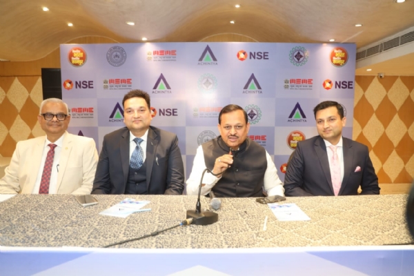 कार्यक्रम के दौरान जानकारी देते सांसद रमेश अवस्थी व अन्य