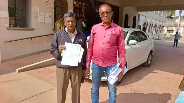 कलेक्ट्रेट में समस्या बताते हुए दाएं से ग्राम पंचायत रत्नाबांधा के सरपंच फकीर चंद वर्मा साथ में उपसरपंच दादूलाल यदु।