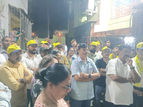 चुनाव प्रचार के दौरान बविआ पदाधिकारी।