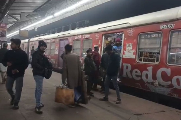 स्टेशन पर फंसी ट्रेन