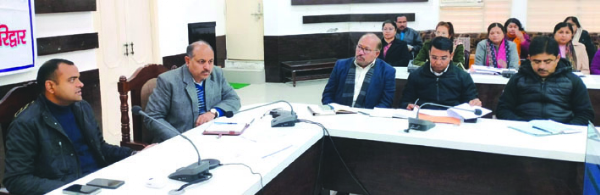 समीक्षा बैठक लेते डीएम समीक्षा बैठक लेते डीएम