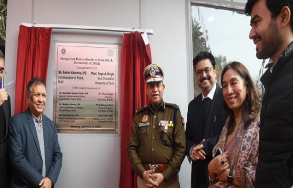 दिल्ली विश्वविद्यालय के कुलपति प्रो. योगेश सिंह और दिल्ली के पुलिस कमिश्नर सतीश गोलचा बूथों का उद्घाटन के दौरान। दिल्ली विश्वविद्यालय के कुलपति प्रो. योगेश सिंह और दिल्ली के पुलिस कमिश्नर सतीश गोलचा बूथों का उद्घाटन के दौरान।