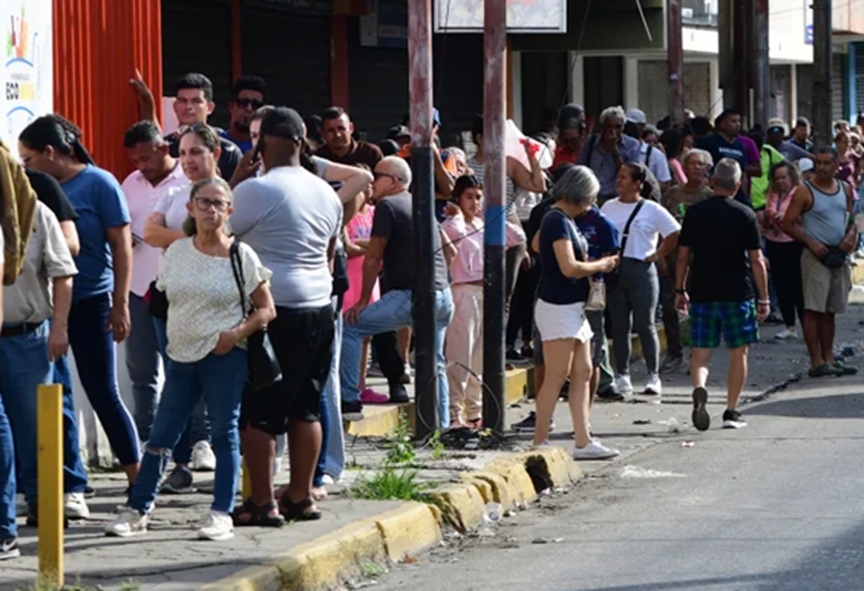 वेनेजुएला की राजधानी काराकस में लोग एक स्टोर पर किराने का सामान लेने के लिए कतारबद्ध। फोटो - इंटरनेट मीडिया