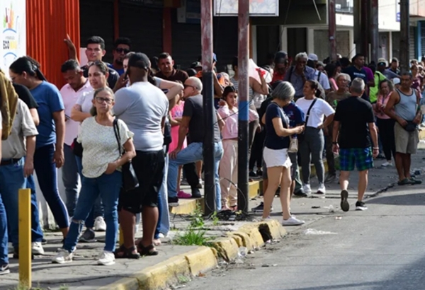 वेनेजुएला की राजधानी काराकस में लोग एक स्टोर पर किराने का सामान लेने के लिए कतारबद्ध। फोटो - इंटरनेट मीडिया