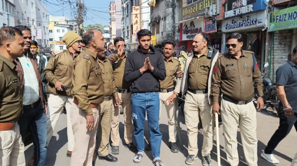 ऑडर पर बेच रहे थे चायना डोर, पुलिस ने निकाला जुलूस