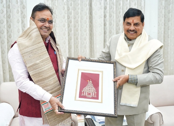 मुख्यमंत्री डॉ. यादव को जयपुर में राजस्थान के मुख्यमंत्री ने प्रतीक चिन्ह भेंट किया।