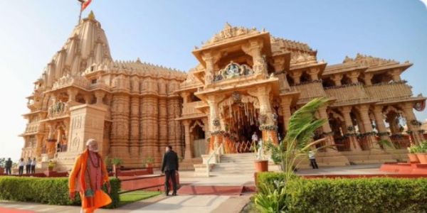 सोमनाथ मंदिर में प्रधानमंत्री नरेन्द्र मोदी