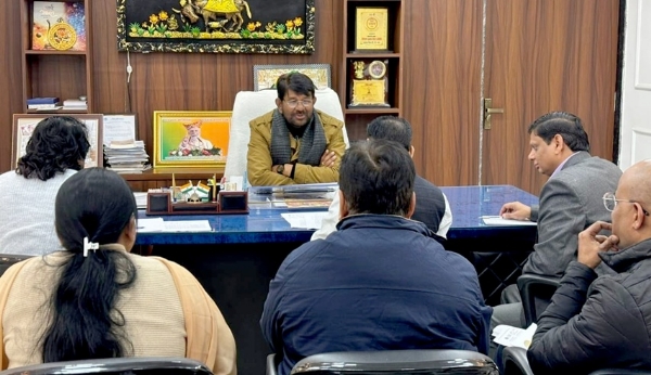 राज्यमंत्री लखन पटेल ने की वरिष्ठ अधिकारियों के साथ बैठक