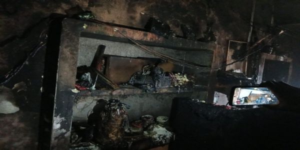 गैस सिलेंडर में लीकेज से लगी आग, गृहस्थी समेत लाखों का माल जलकर खाक