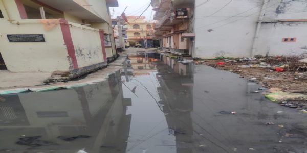 विकास के दावों की खुली रही पोल कई सालों से सड़कों पर नालियों का गंदा पानी जमा