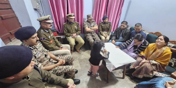 सीआरपीएफ के डी जी ज्ञानेन्द्र प्रताप सिंह पहुंचे समस्तीपुर,शहीद के परिजन से की मुलाकात