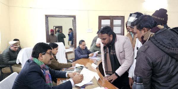 सम्पूर्ण समाधान दिवस: 53 शिकायतों में से तीन का मौके पर निस्तारण