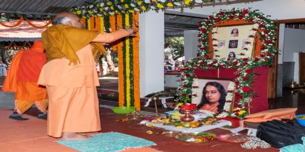 परमहंस योगानंद की 133वीं जयंती पर आयोजित आध्यात्मिक कार्यक्रम में शामिल हुए हजारों श्रद्धालु